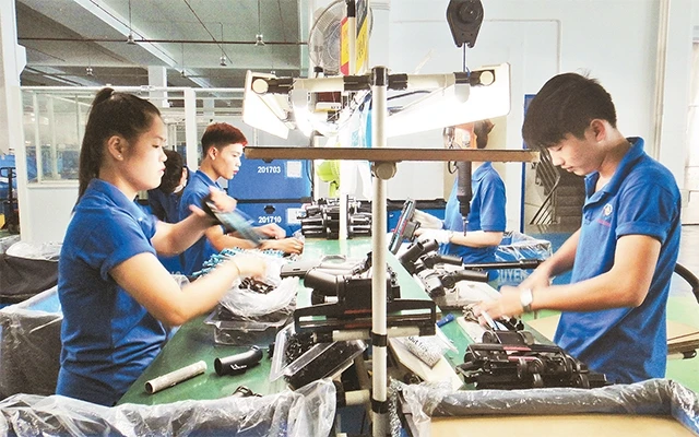 Hoạt động sản xuất tại Công ty CP Công nghiệp hỗ trợ Minh Nguyên (Khu Công nghệ cao TP Hồ Chí Minh) - đơn vị tiên phong áp dụng dây chuyền sản xuất tiên tiến thân thiện với môi trường.