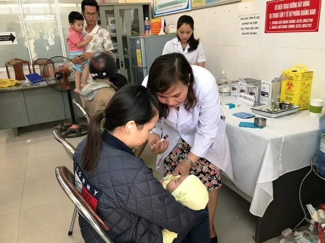 Ngành y tế Quảng Nam tập trung tiêm phòng bệnh sởi cho trẻ em.