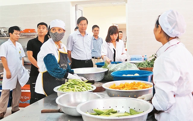 Các trường cần tạo điều kiện để phụ huynh tham gia giám sát bếp ăn nhà trường.