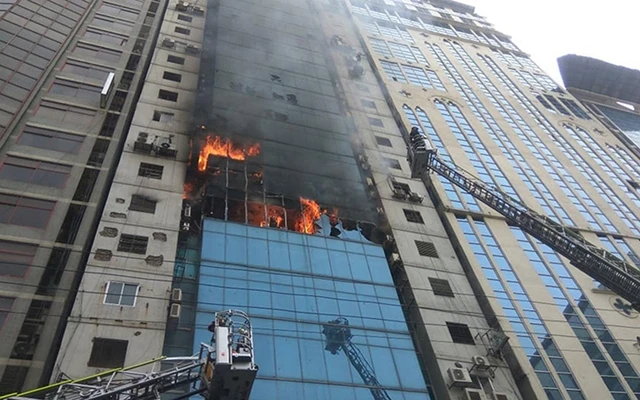 Vụ cháy tại tòa nhà thương mại 22 tầng ở thủ đô Dhaka. Ảnh TDS