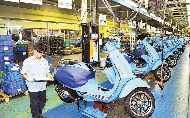 Dây chuyền sản xuất và láp ráp xe máy ở Công ty TNHH PIAGGIO Việt Nam, KCN Bình Xuyên (Vĩnh Phúc).