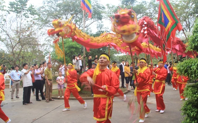 Múa rồng trong phần lễ tại Lễ hội thành Bản Phủ.