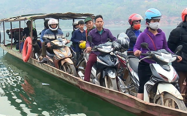 Người dân khu vực bến phà Nậm Ét, huyện Quỳnh Nhai thường xuyên qua sông trên thuyền nhỏ.