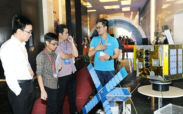 Giới thiệu mô hình vệ tinh do Viện Hàn lâm Khoa học và Công nghệ Việt Nam chế tạo, tại Triển lãm quốc tế về công nghiệp 4.0. Ảnh: NGUYỄN NINH