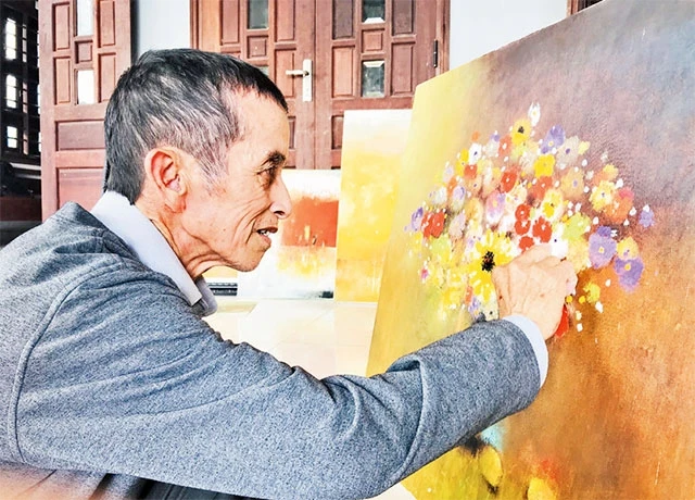 Họa sĩ Nguyễn Văn Tuyên hoàn thiện một tác phẩm.