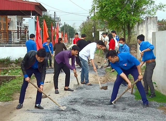 Đoàn viên, thanh niên huyện Yên Mô (Ninh Bình) ra quân tình nguyện làm đường giao thông nông thôn tại xã Khánh Dương. Ảnh: NGUYỄN TRƯỜNG