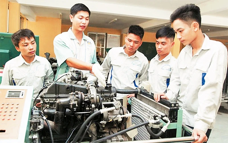 Giờ thực hành kỹ thuật ô-tô tại Trường cao đẳng nghề công nghiệp Hà Nội. Ảnh: PHẠM HÙNG