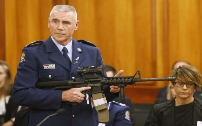 Cảnh sát New Zealand giới thiệu với các nghị sĩ AR-15, loại súng trường tương tự một trong những loại súng được dùng để giết hại 50 người tại hai nhà thờ Hồi giáo. (Ảnh: AP)