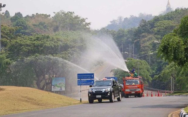 Xe cứu hỏa phun nước để giảm ô nhiễm khói bụi. (Ảnh: Bangkok Post)