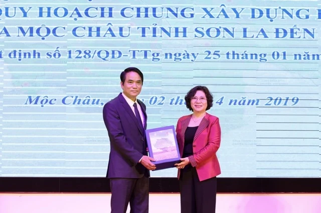 Thứ trưởng Xây dựng, Phan Thị Mỹ Linh trao hồ sơ quy hoạch cho Phó Chủ tịch UBND tỉnh Sơn La, Lê Hồng Minh.