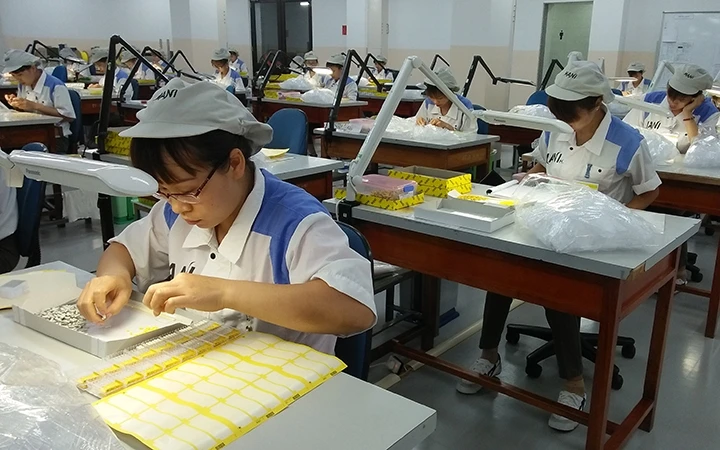 Công nhân Công ty MaNi Hà Nội (Khu công nghiệp Điềm Thụy) sản xuất thiết bị y tế nha khoa xuất khẩu.