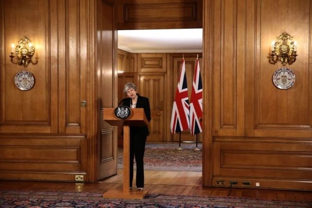 Thủ tướng May phát biểu ý kiến tại số 10 phố Downing, London, ngày 2-4. (Ảnh: Getty Images)