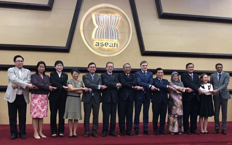 Các đại sứ ASEAN và Nga tại cuộc họp (Ảnh: PDVN)