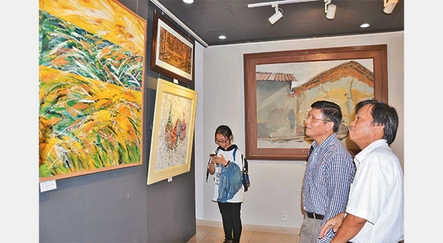 Khán giả xem tranh tại triển lãm "Sắc màu miền tây".
