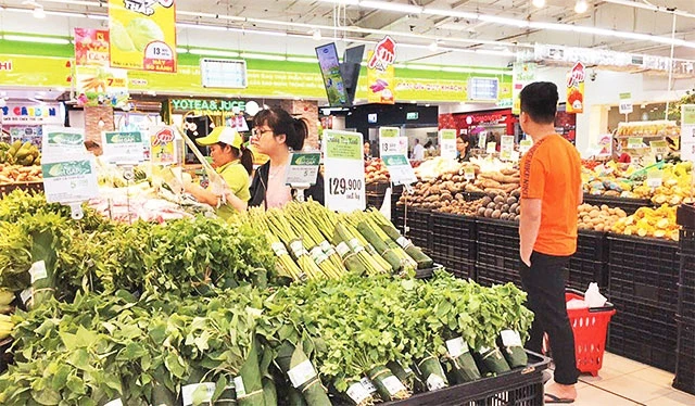 Các sản phẩm rau bọc bằng lá chuối được bày bán tại siêu thị Big C Thăng Long.