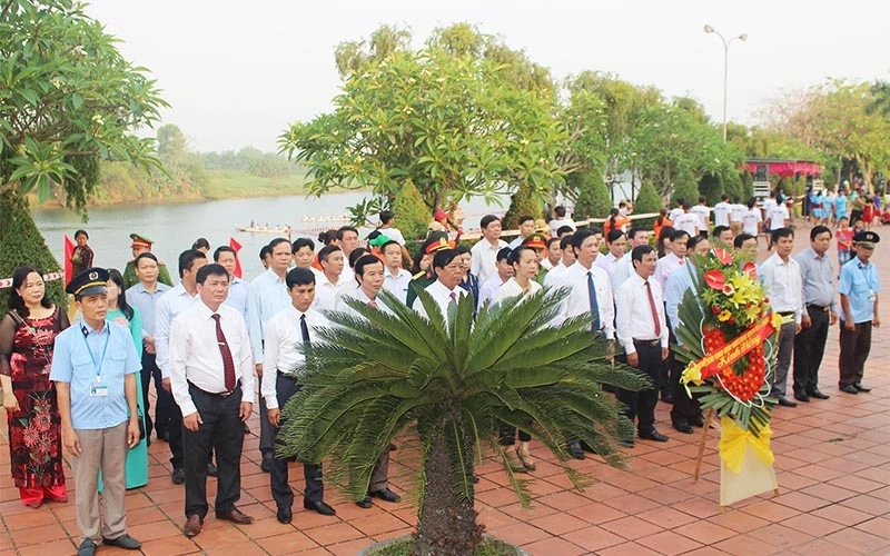 Lễ viếng Tổng Bí thư Lê Duẩn ngày 7-4 tại Khu nhà lưu niệm ở thôn Hậu kiên
