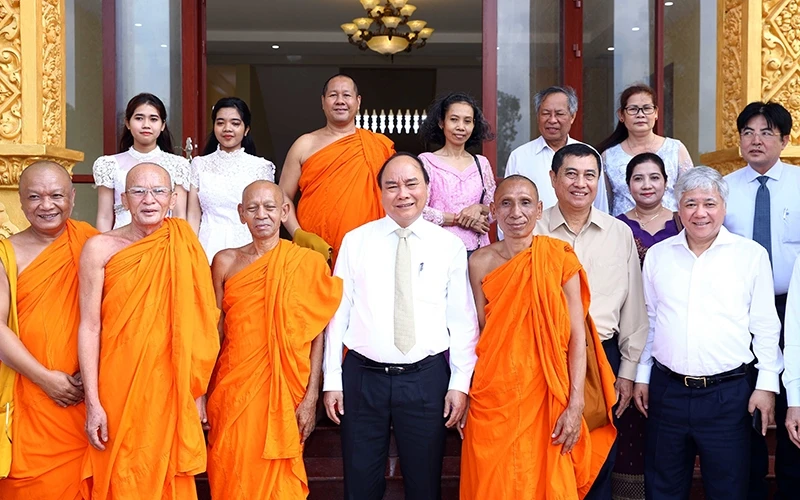 Thủ tướng Nguyễn Xuân Phúc và các đại biểu với sư sãi, tăng sinh Học viện Phật giáo Nam tông Khmer. Ảnh: THỐNG NHẤT (TTXVN)