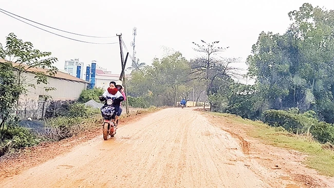 Đoạn đường đê tả sông Nhuệ qua xã Tân Dân, huyện Phú Xuyên xuống cấp, ảnh hưởng việc đi lại của người dân. Ảnh: ĐỖ HÀ