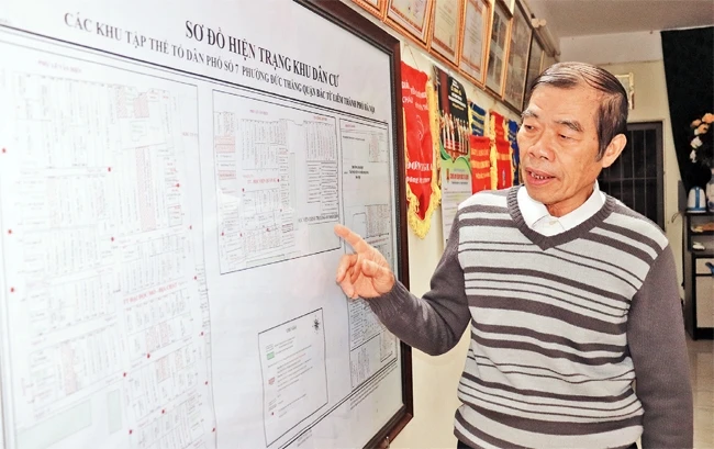Ông Nguyễn Mạnh Hoạt với bản đồ quản lý số dân cư.