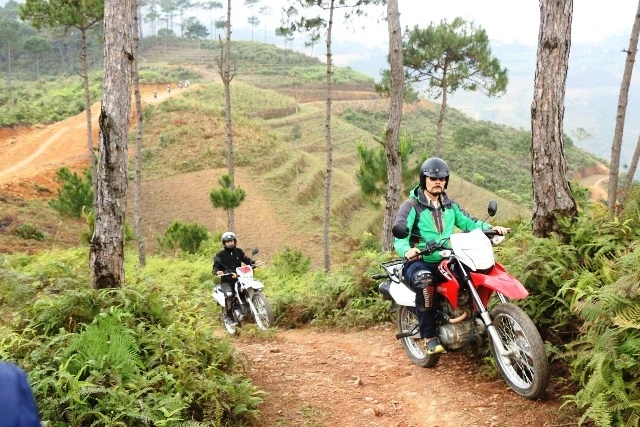 Các tay đua thử tuyến đường xe mô-tô mạo hiểm tại huyện Yên Minh.