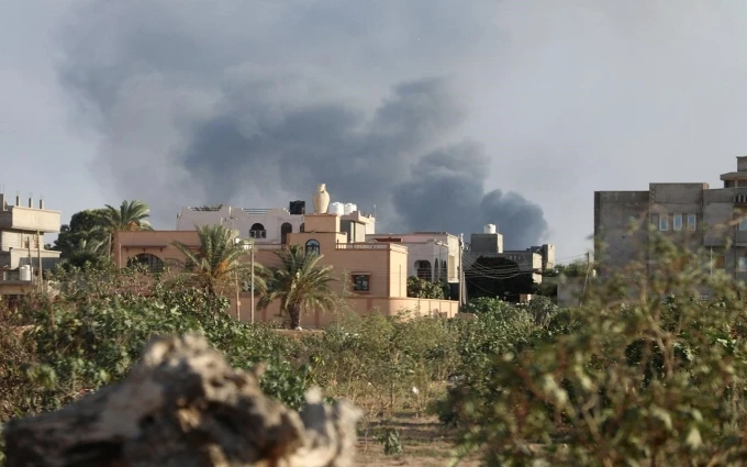 Các phương tiện quân sự tại khu vực Tajura, phía đông Tripoli, ngày 6-4. (Ảnh: Reuters)