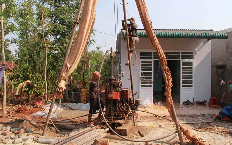 Nhiều hộ dân ở xã Cư Ebur, thành phố Buôn Ma Thuột phải bỏ tiền ra thuê người khoan giếng lấy nước sinh hoạt trong thời kỳ cao điểm của mùa khô này.