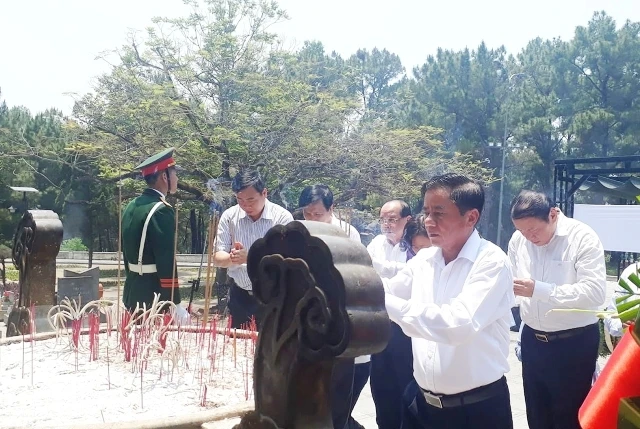 Đồng chí Trần Cẩm Tú cùng lãnh đạo tỉnh Quảng Trị dâng hương tại tượng đài chính ở nghĩa trang.