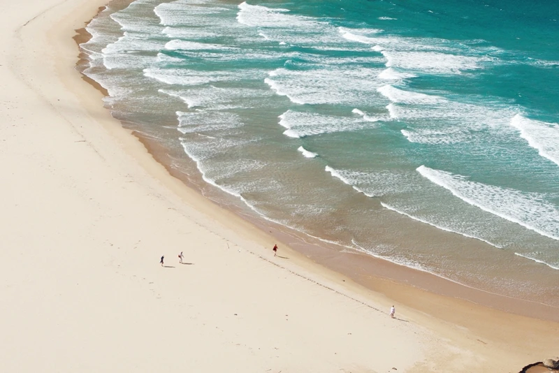 Từ trên ngọn hải đăng Đại Lãnh nhìn về bên phải chính là bãi Môn trong xanh như ngọc bích, với bãi biển trải dài, độ thoải thấp dần và cát mềm trắng tinh.