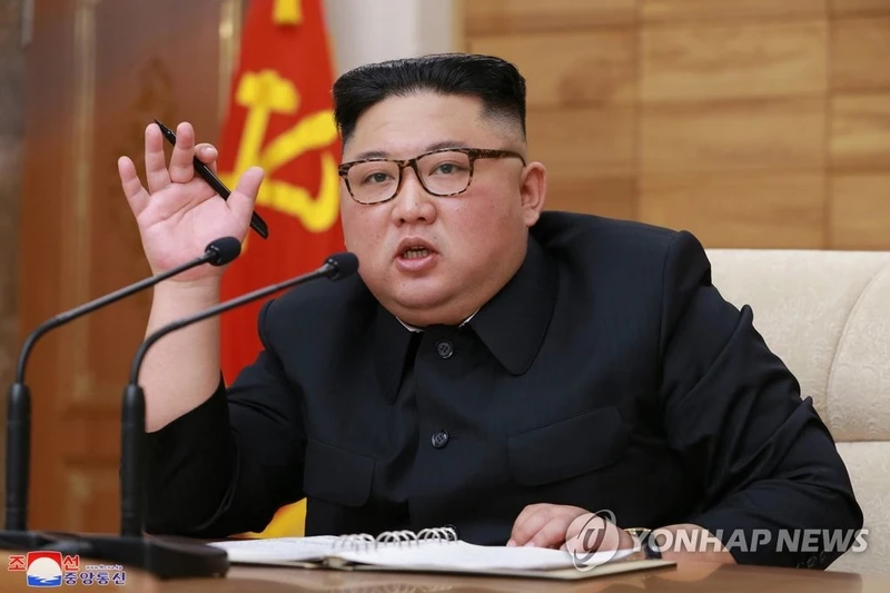 Chủ tịch Triều Tiên Kim Jong-un phát biểu tại cuộc họp mở rộng Bộ Chính trị của Ủy ban Trung ương đảng Lao động Triều Tiên (Ảnh: KCNA/Yonhap)