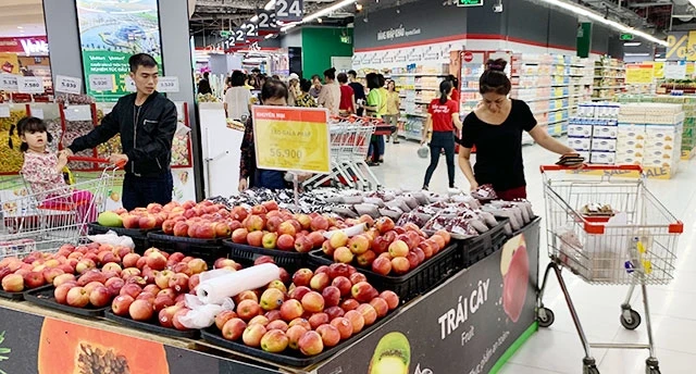 Khách mua hàng tại hệ thống siêu thị Vinmart trên đường Nguyễn Trãi, quận Đống Đa (Hà Nội).