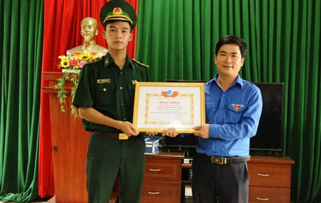 Tỉnh Đoàn trao tặng bằng khen “Thanh niên sống đẹp” cho Trung úy Quách Văn Tình.