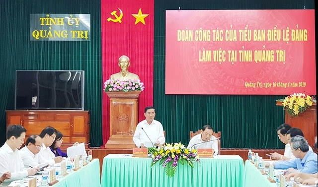 Bí thư T.Ư Đảng Trần Cẩm Tú phát biểu tại buổi làm việc với lãnh đạo tỉnh Quảng Trị.