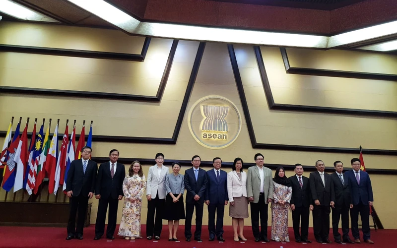 Các đại sứ ASEAN và Trung Quốc tại cuộc họp (Ảnh: PDVN)