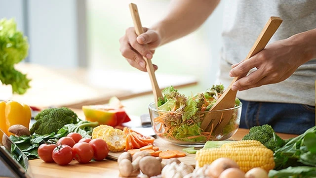 Chế độ ăn uống nhiều rau, củ giúp cơ thể khỏe mạnh. Ảnh: HEALTHLINE