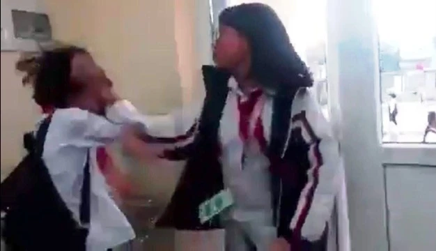 Học sinh đánh bạn trong lớp học ở Trường THCS Cẩm Bình, TP Cẩm Phả. (Ảnh cắt từ clip)