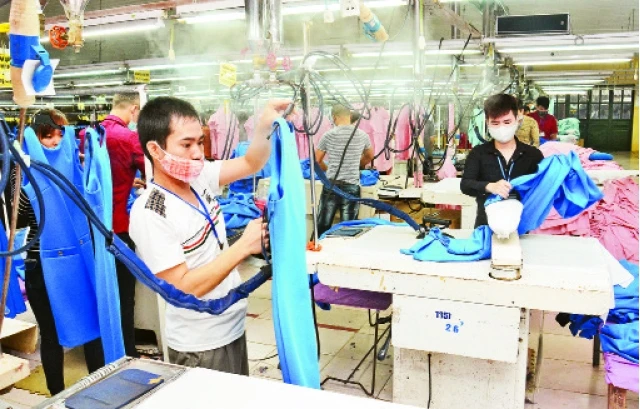 Sản xuất hàng dệt may xuất khẩu tại Công ty cổ phần Sơn Hà, thị xã Sơn Tây.Ảnh: ĐĂNG ANH