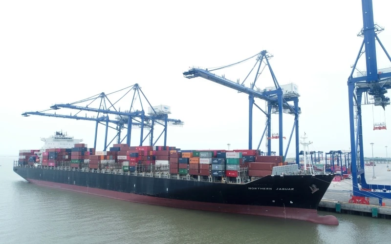 Tàu mẹ Northern Jaguar có sức chở hơn 8.800 container lần đầu tiên cập cảng container quốc tế Hải Phòng.