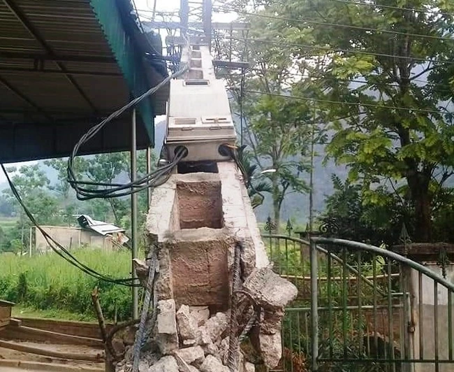 Cột điện bị gãy đổ sau trận lốc xoáy.