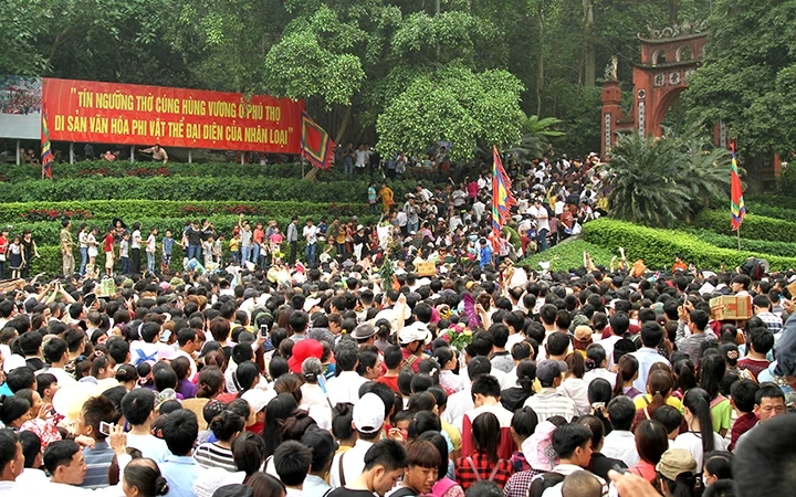 Người dân từ khắp nơi hành hương về Đền Hùng (Phú Thọ) để dâng hương tưởng nhớ các Vua Hùng. 