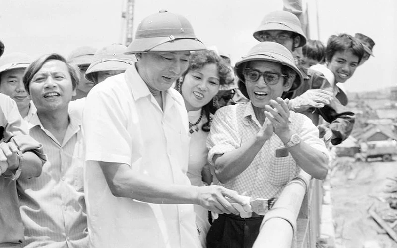 Ngày 20-6-1985, Phó Chủ tịch Hội đồng Bộ trưởng, kiêm Bộ trưởng Giao thông vận tải Ðồng Sỹ Nguyên đến kiểm tra công trình xây dựng cầu Chương Dương và trực tiếp quét sơn lan can cuối cùng trước lễ thô