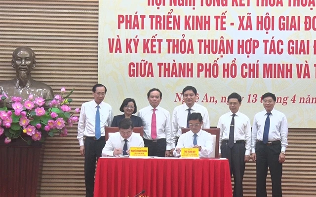 : Lãnh đạo hai địa phương ký kết và Thỏa thuận hợp tác giai đoạn 2019 - 2025 giữa TP Hồ Chí Minh và tỉnh Nghệ An.