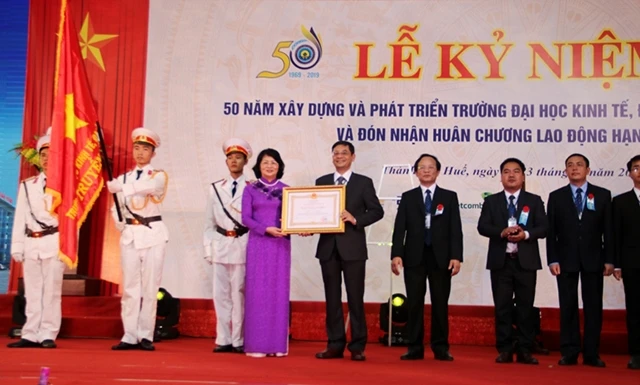 Phó Chủ tịch nước Đặng Thị Ngọc Thịnh trao Huân chương Lao động hạng nhất tặng Trường đại học Kinh tế Huế.