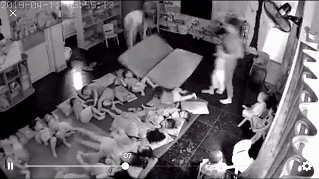 Hình ảnh cắt từ clip ghi lại cảnh hai cô giáo nghi có dấu hiệu bạo hành các cháu.