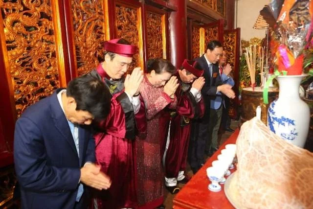 Chủ tịch Quốc hội Nguyễn Thị Kim Ngân dâng hương tưởng niệm các Vua Hùng