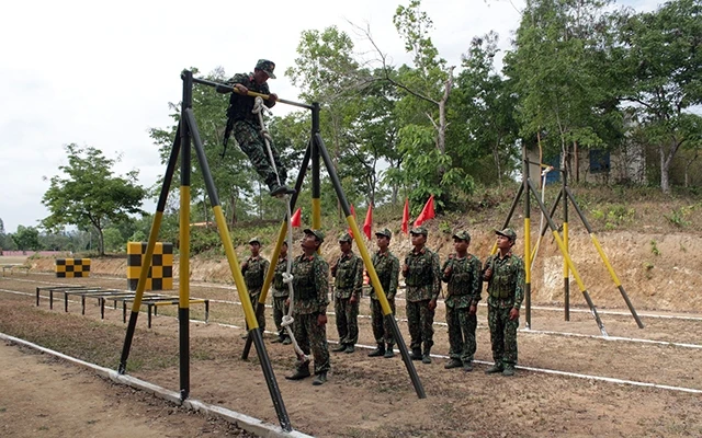 Chiến sĩ Trung đoàn 1, Sư đoàn 2 (Quân khu 5) trên bãi tập tổng hợp.