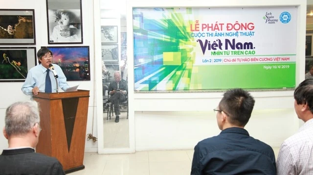 Phó Chủ tịch thường trực Hội Nhiếp ảnh TP Hồ Chí Minh Hoàng Thạch Vân giới thiệu về cuộc thi.