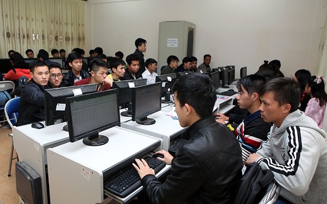 Sinh viên Trường đại học Tây Bắc (Sơn La) trong giờ tin học. Ảnh: ÐĂNG ANH