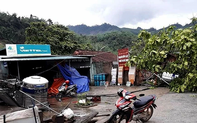 Nhiều nhà dân ở huyện Chiêm Hóa (Tuyên Quang) bị tốc mái, hư hỏng nặng do dông lốc. Ảnh TTXVN