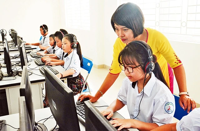 Giờ học làm quen với máy tính của học sinh Trường tiểu học chất lượng cao khu đô thị Sài Đồng, quận Long Biên. Ảnh: ĐĂNG ANH