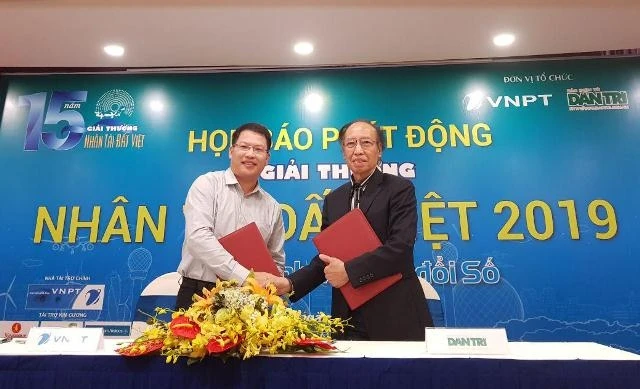 Lãnh đạo báo Dân trí cùng đại diện Tập đoàn Bưu chính Viễn thông Việt Nam ký thỏa thuận đồng tổ chức Giải thưởng Nhân tài đất Việt 2019.